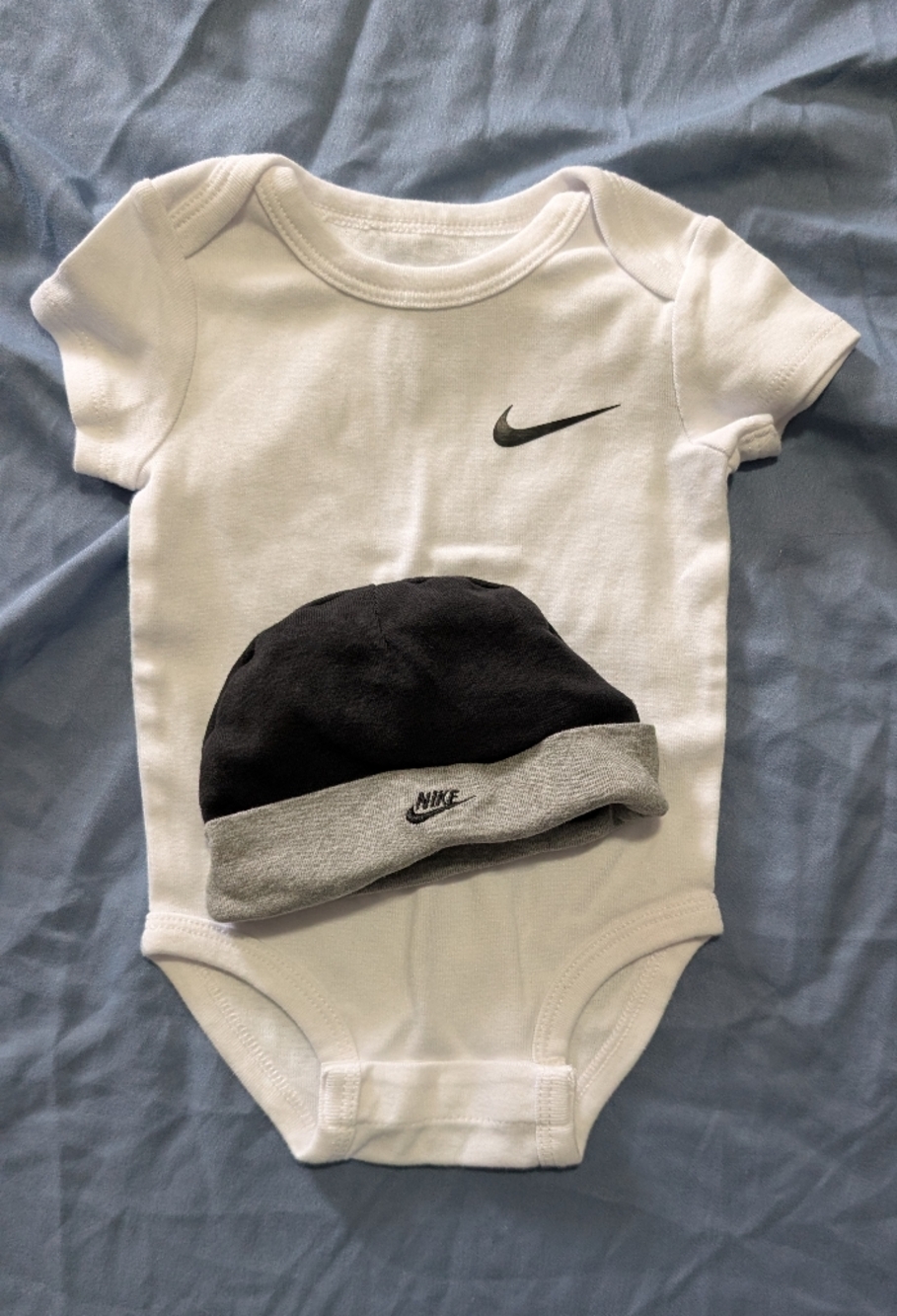 EUC Nike Bodysuit with Beanie 3-6 M *S16